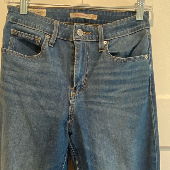 Levi High Rise Skinny - Picture 3 of 8